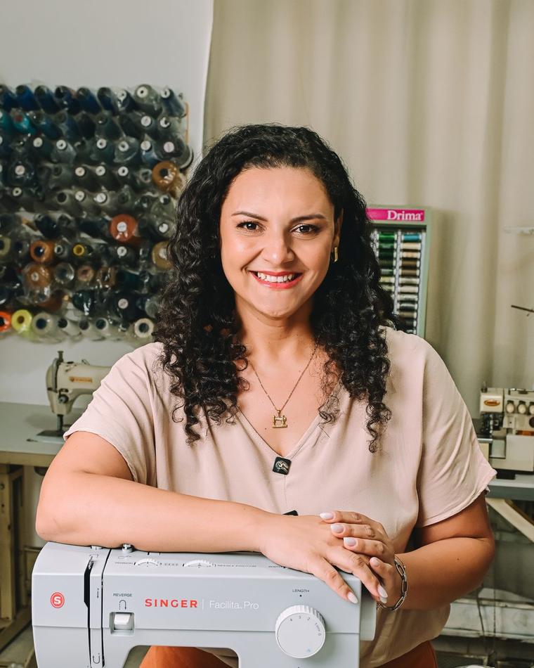 Carine Martins sorrindo, professora da imersão
